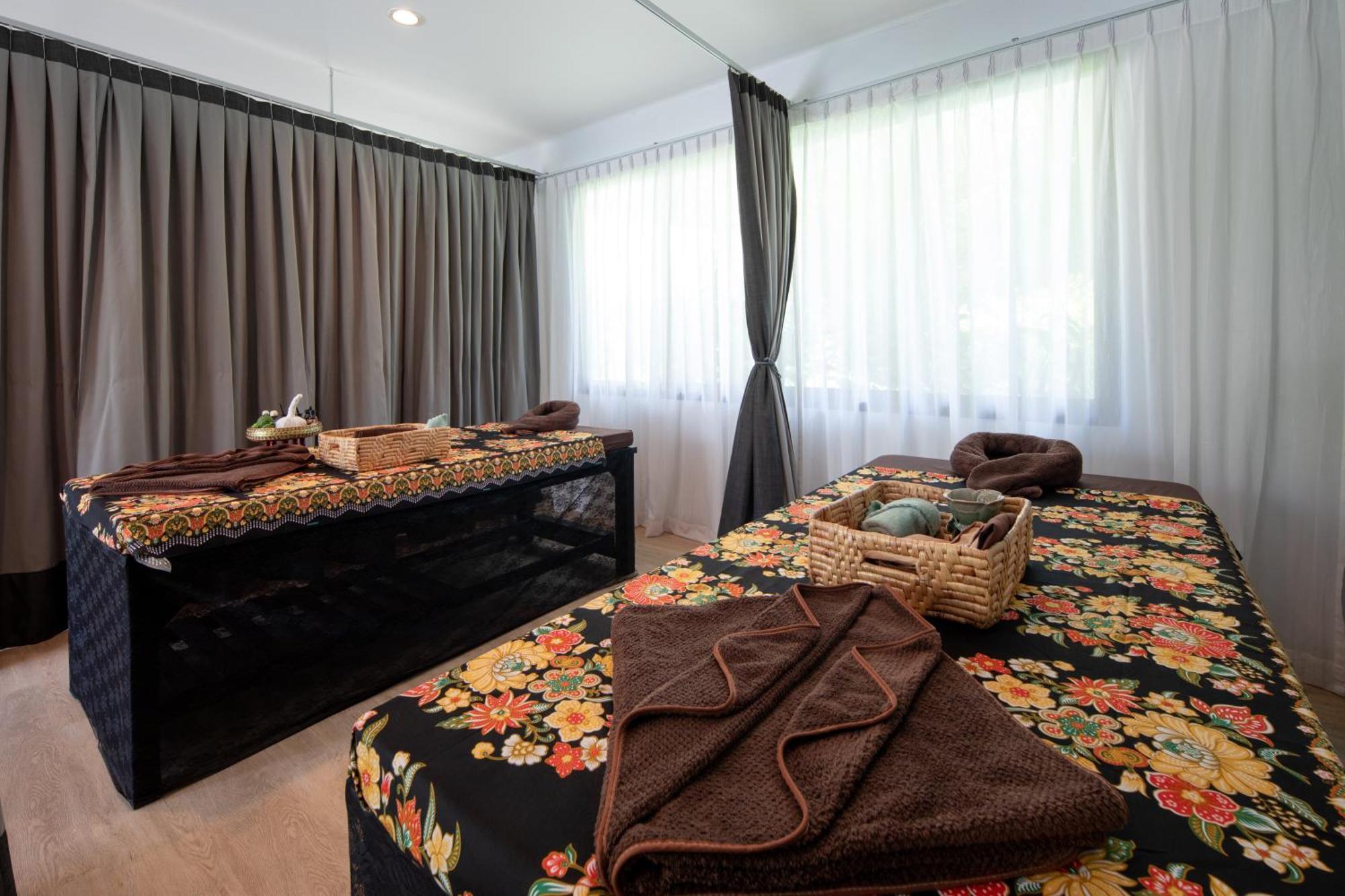 Craft Resort & Villas, Phuket Town Eksteriør bilde Thai massage beds