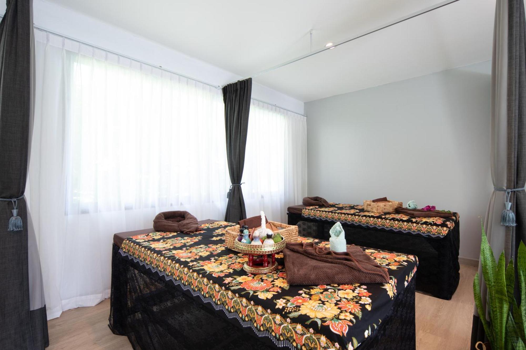 Craft Resort & Villas, Phuket Town Eksteriør bilde Thai massage beds
