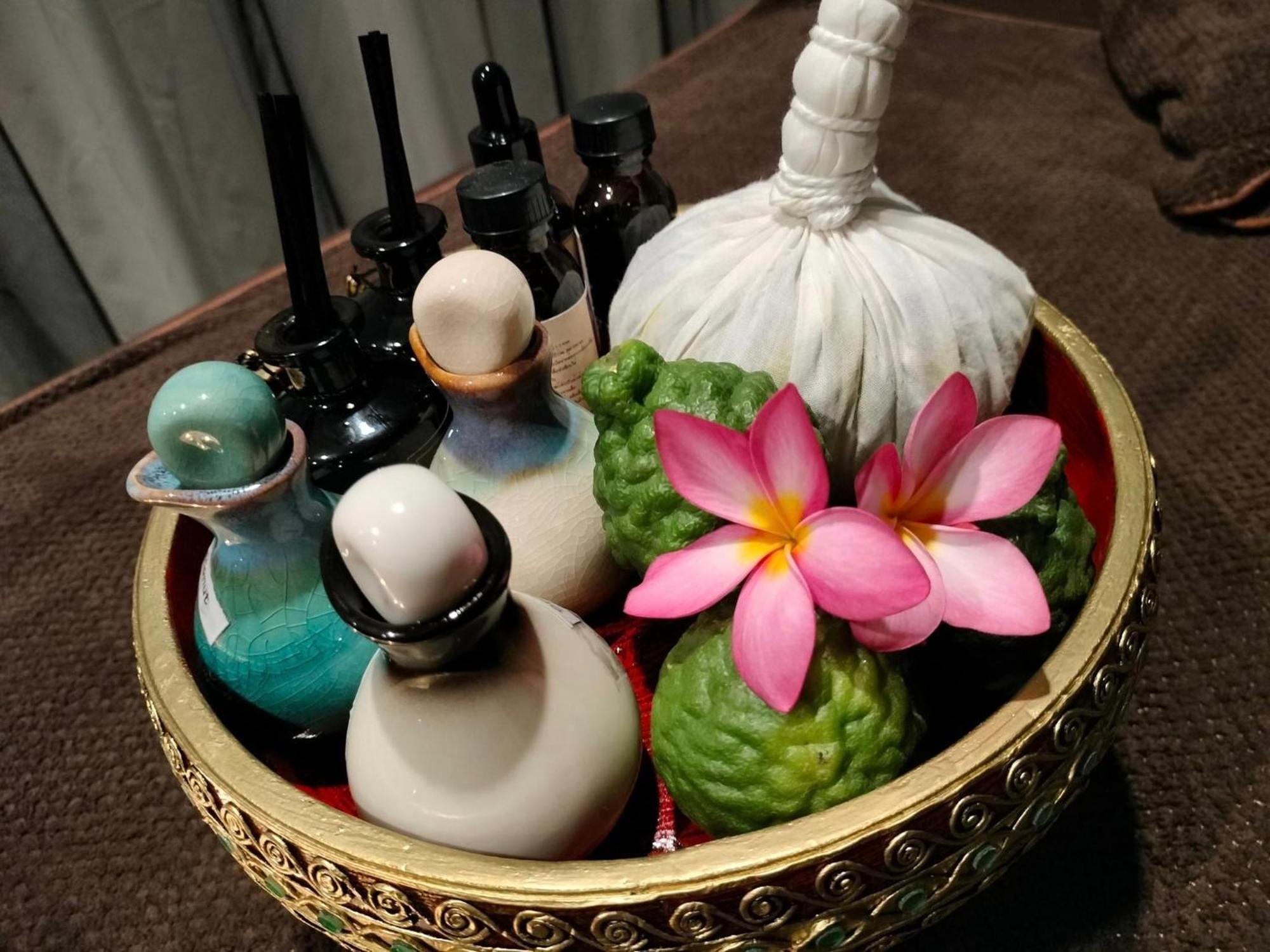 Craft Resort & Villas, Phuket Town Eksteriør bilde Thai spa accessories