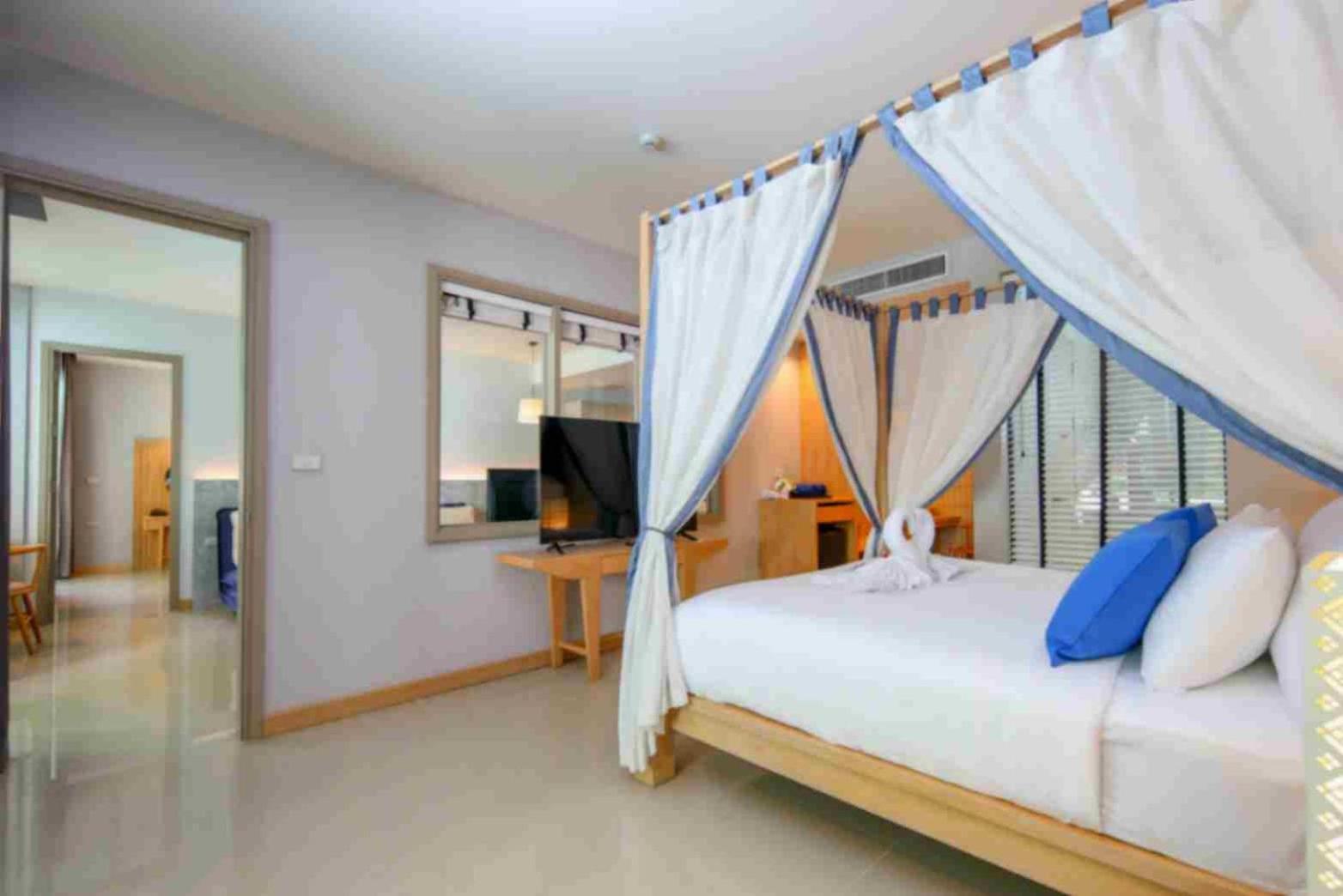 Craft Resort & Villas, Phuket Town Eksteriør bilde A bedroom at the hotel