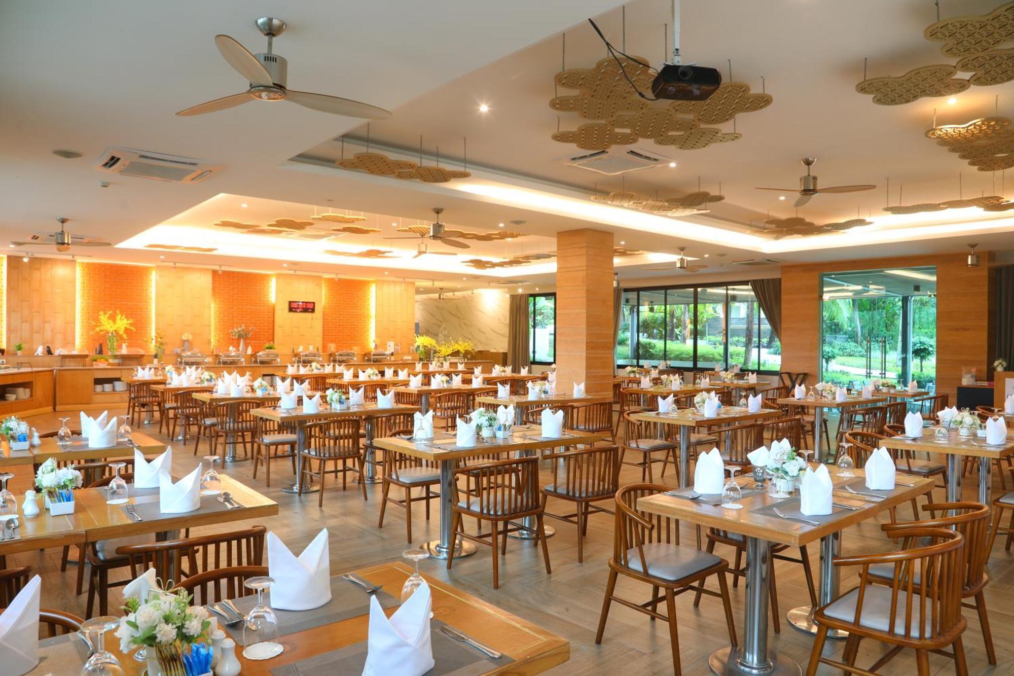 Craft Resort & Villas, Phuket Town Eksteriør bilde The dining room at the Royal Thai Navy Academy