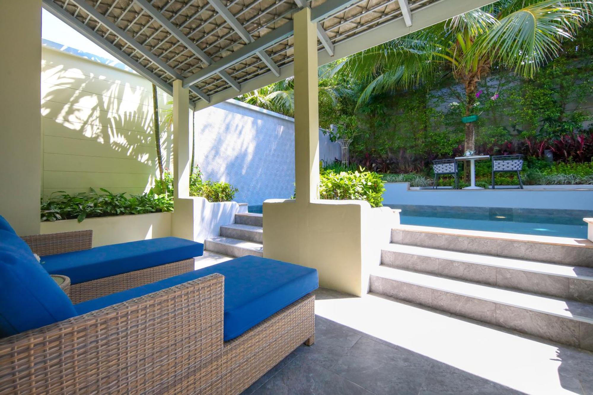 Craft Resort & Villas, Phuket Town Eksteriør bilde The swimming pool at the hotel