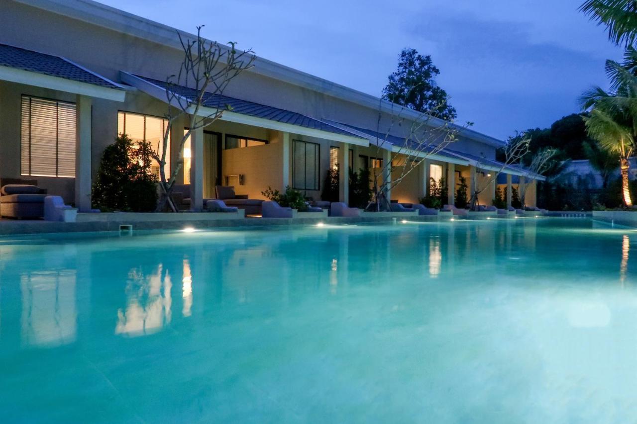 Craft Resort & Villas, Phuket Town Eksteriør bilde The swimming pool at the hotel