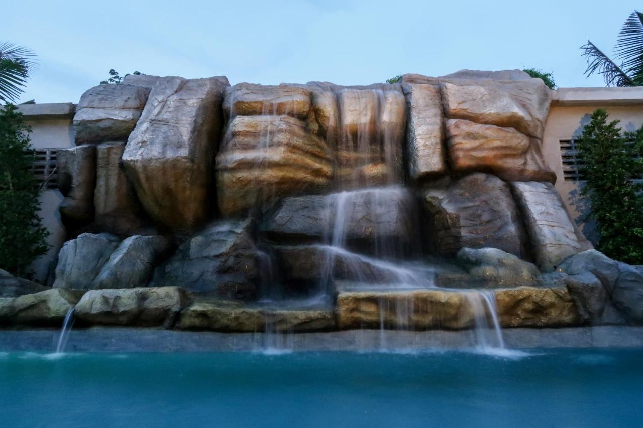 Craft Resort & Villas, Phuket Town Eksteriør bilde The waterfall at the resort